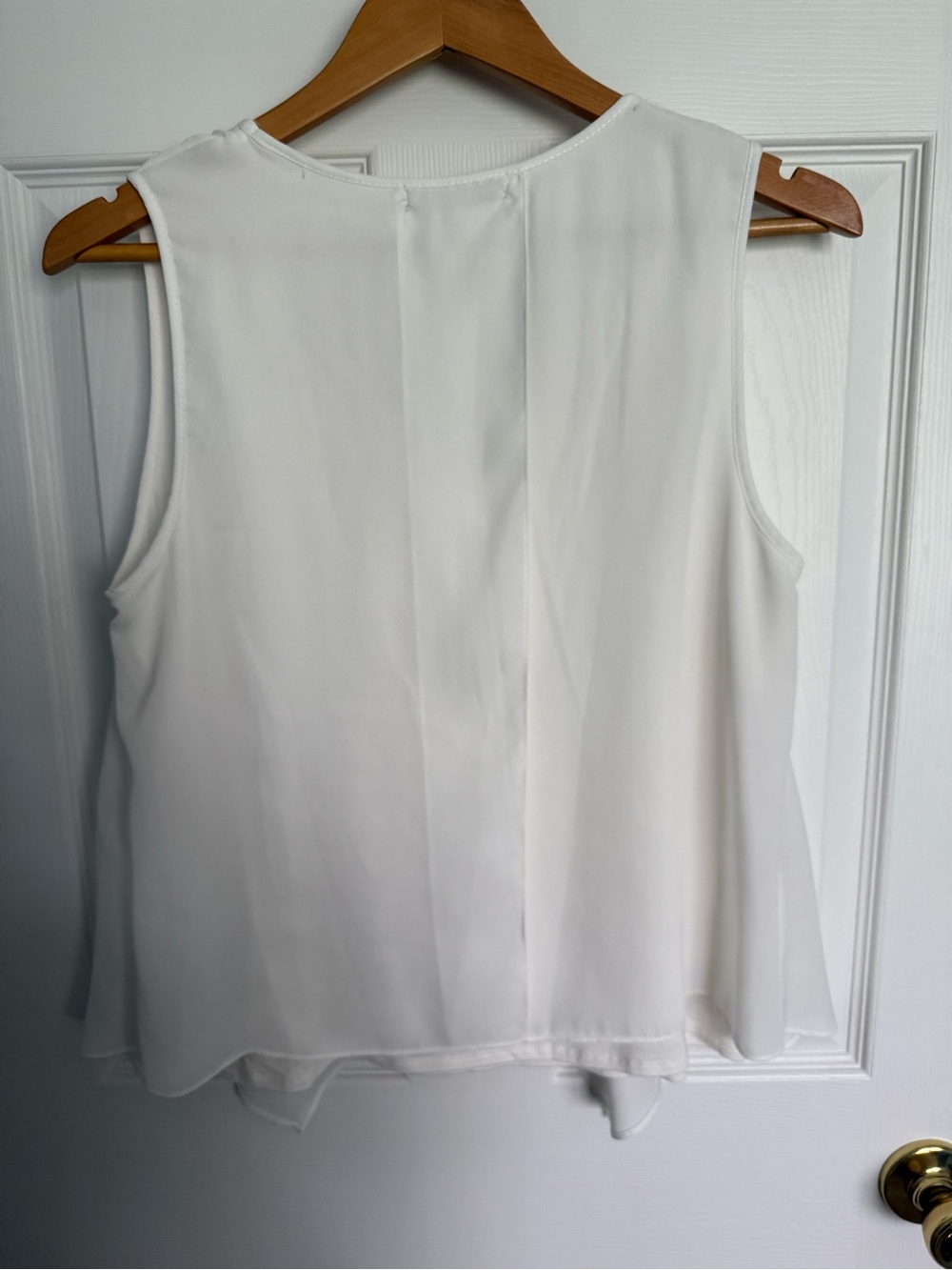 Green Envelope off white V-Neck Sleeveless Camisole - Picture 4 of 5